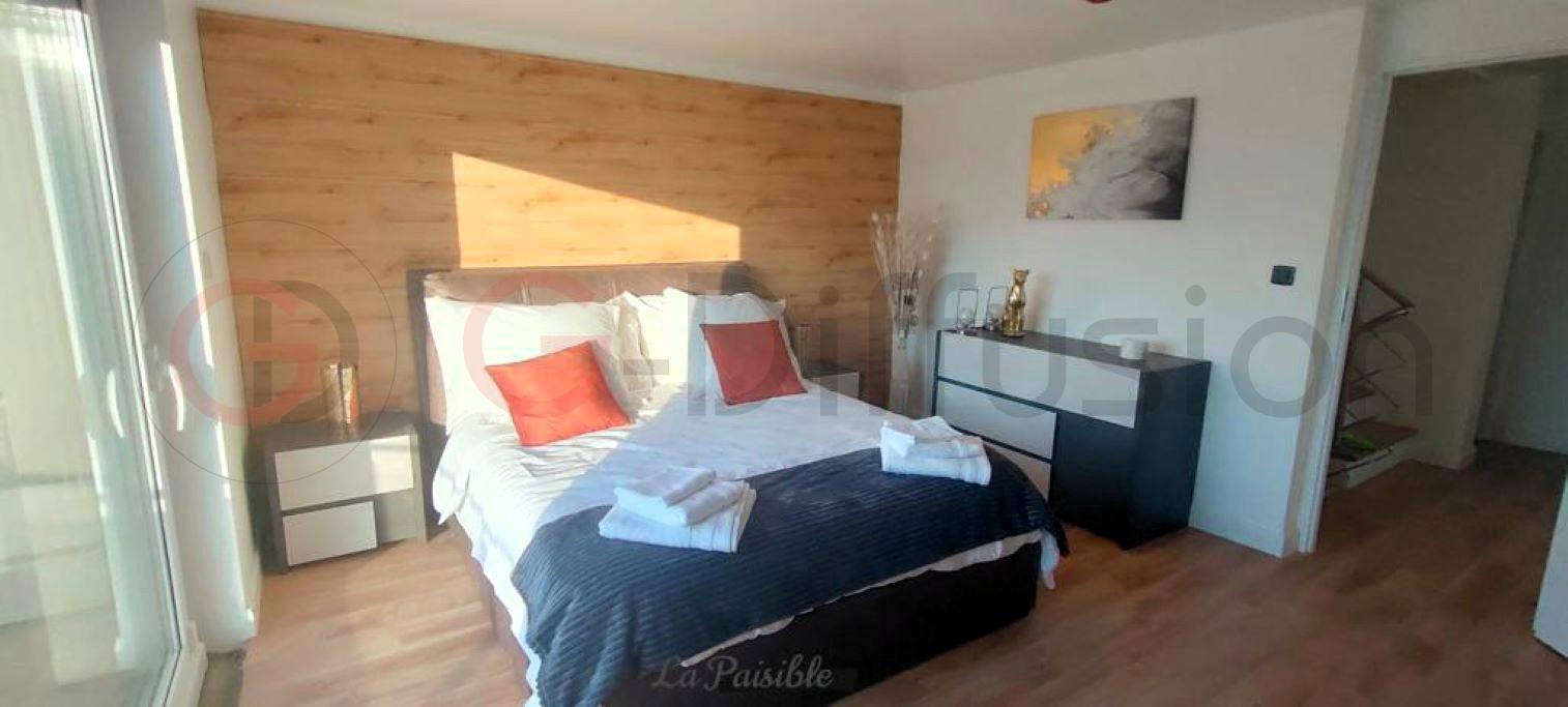 Modernes Schlafzimmer mit Holz-Akzentwand