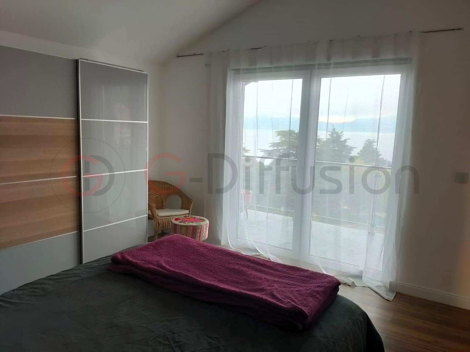 Schlafzimmer mit Balkonblick
