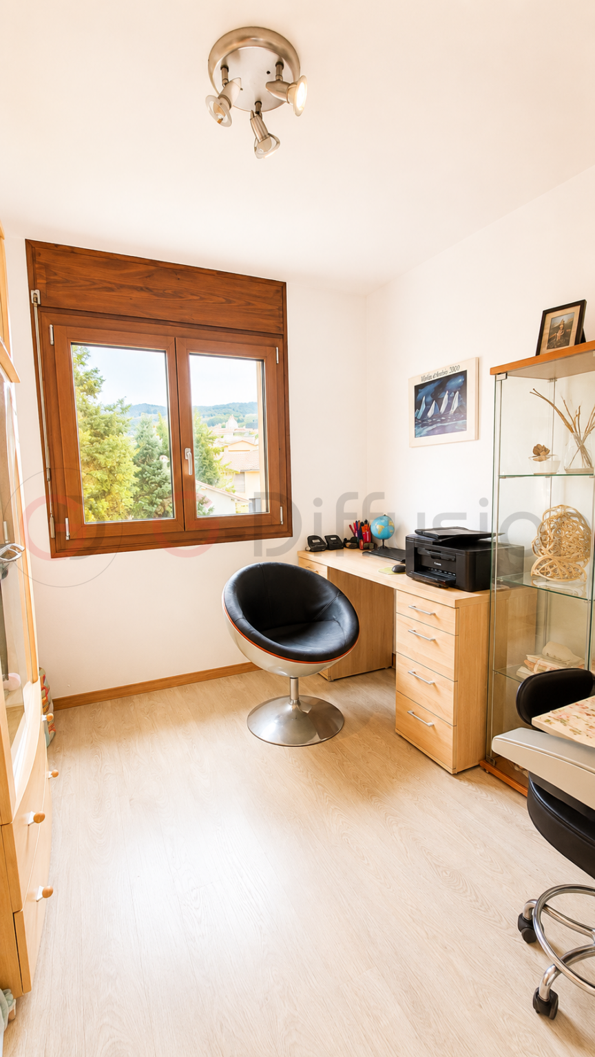 Helles Arbeitszimmer mit Blick ins Grüne