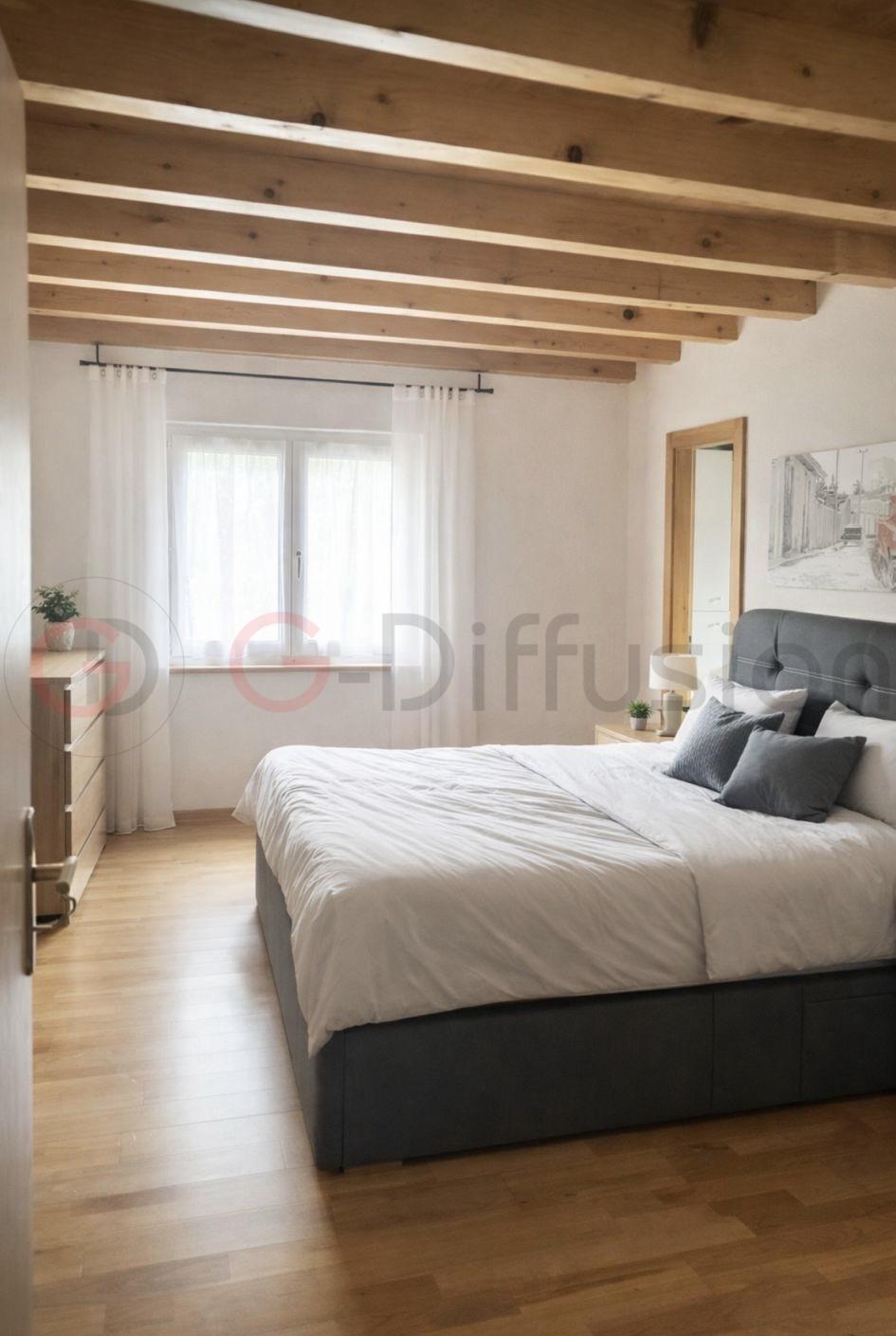 Helles Schlafzimmer mit Holzbalkendecke