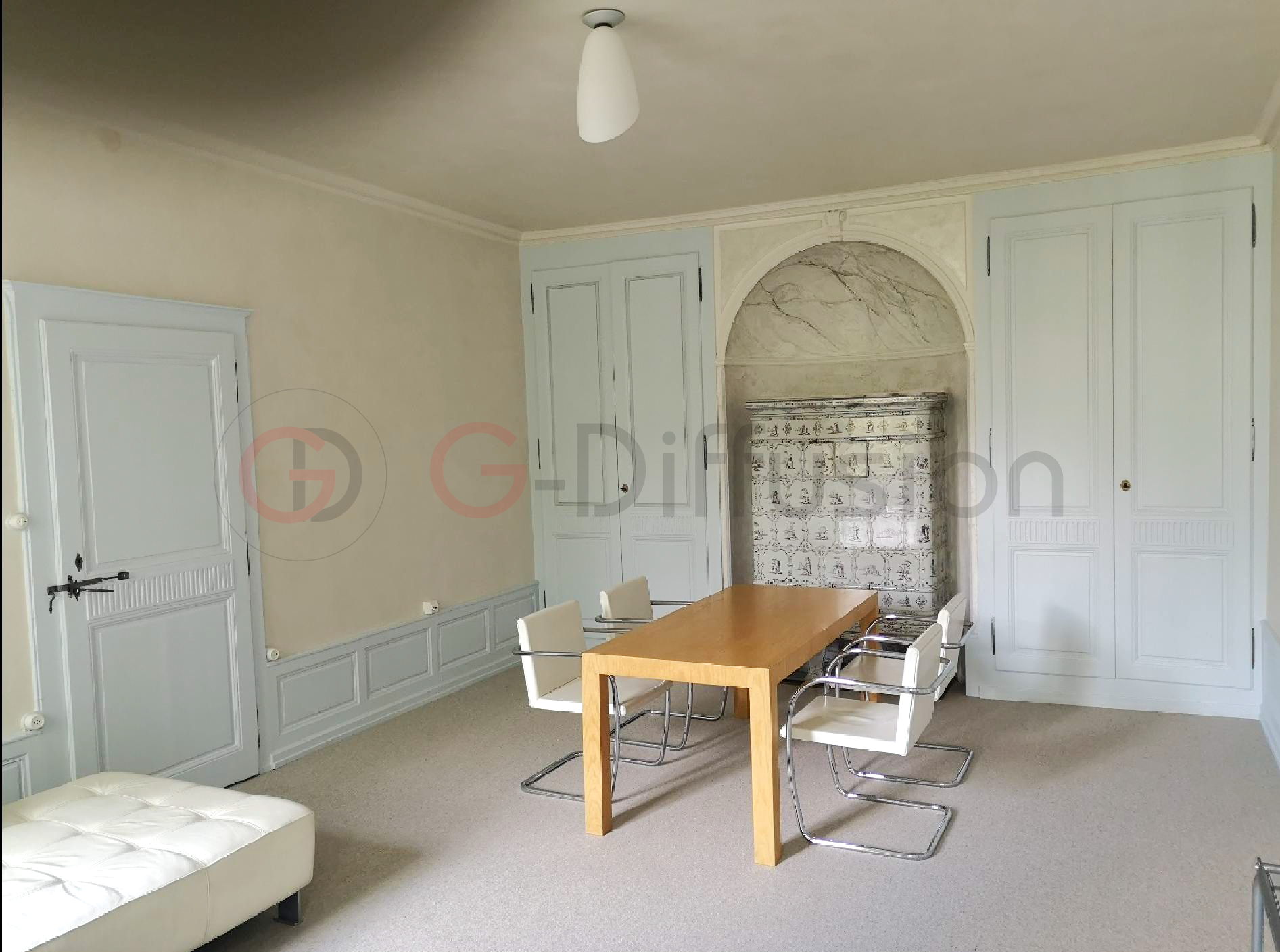Eleganter Raum mit Kamin und Konferenztisch