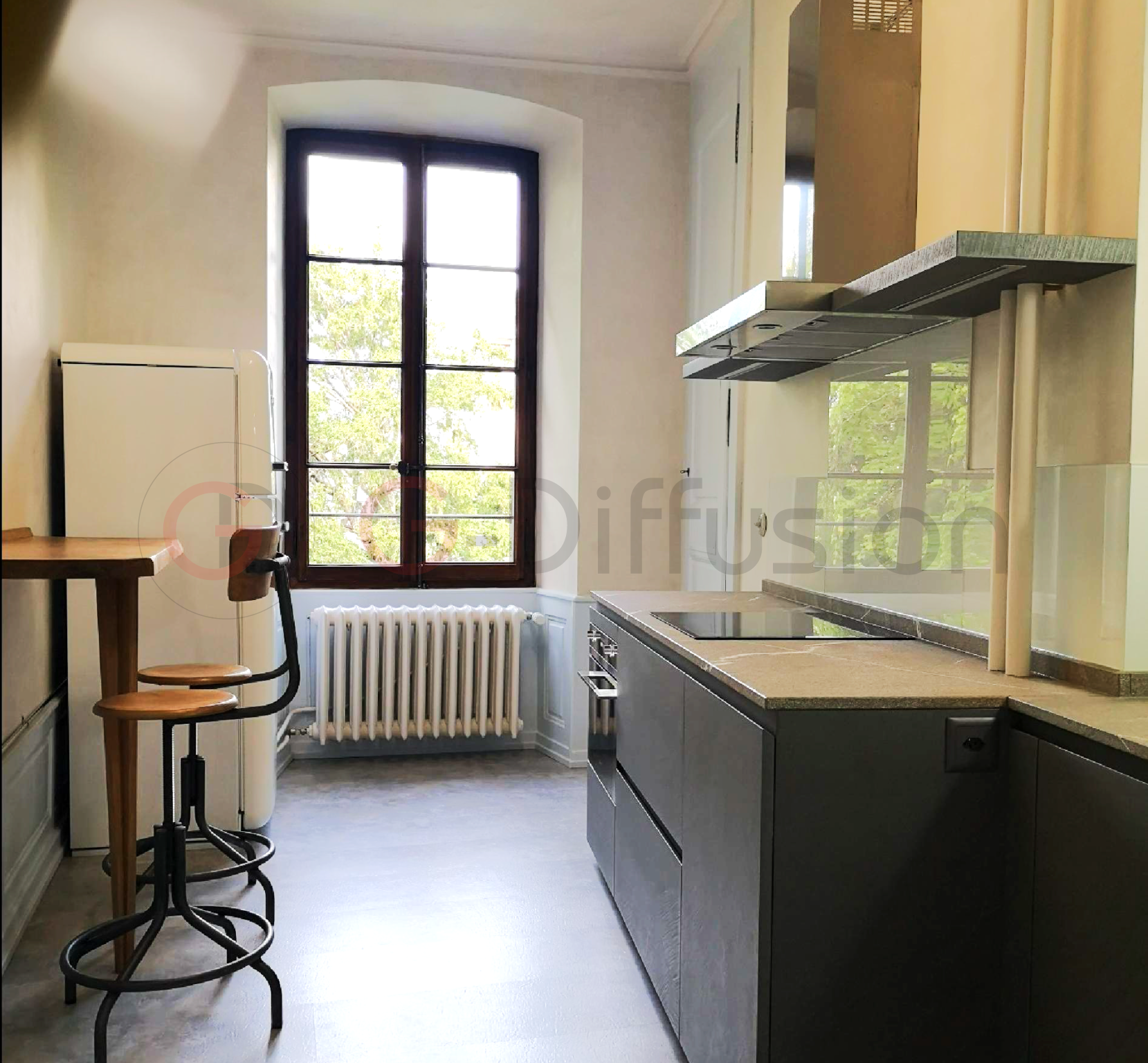 Helle Küche mit großem Fenster