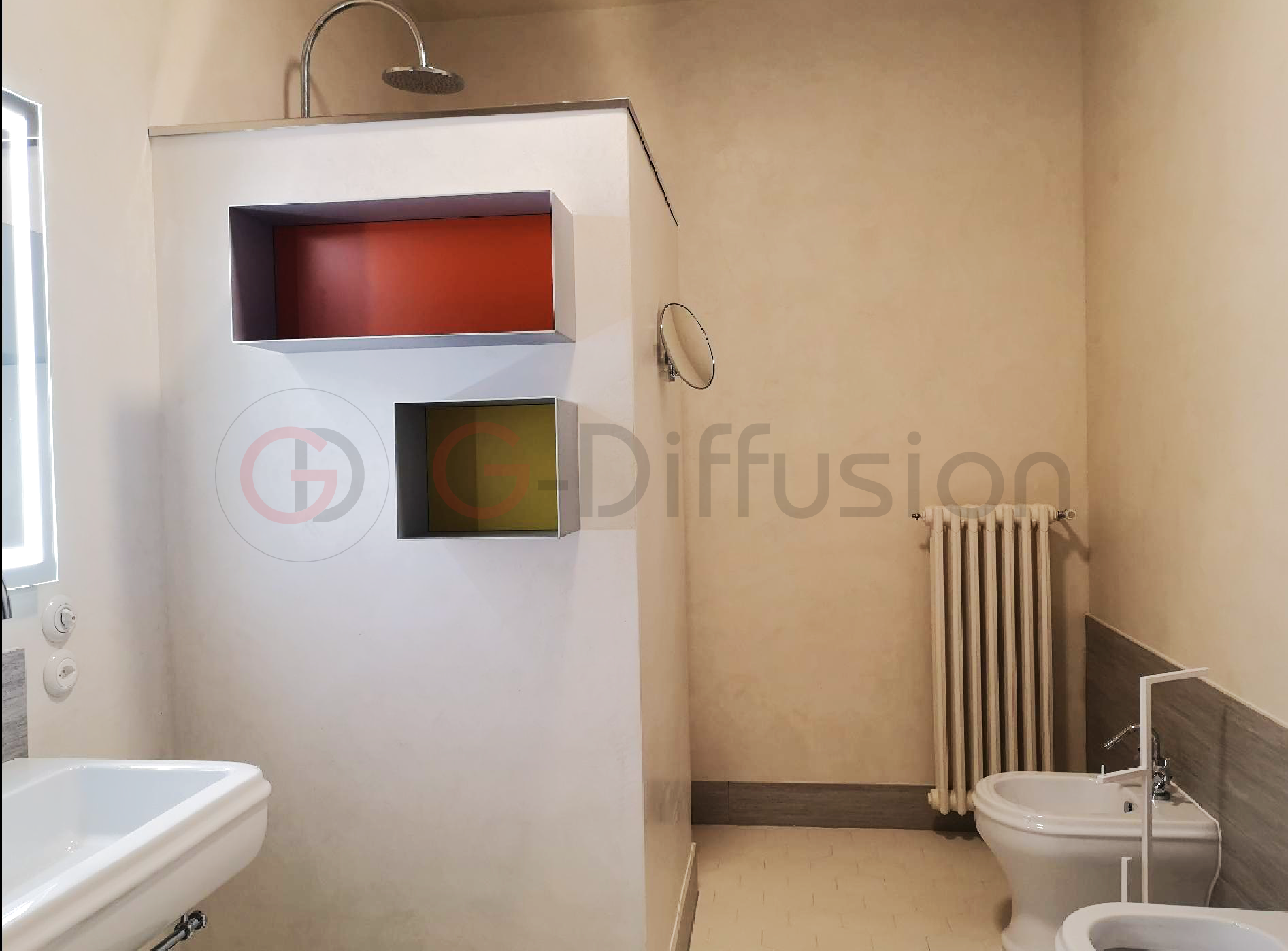 Modernes Badezimmer mit Dusche und WC
