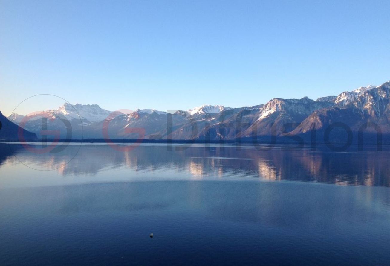 Bergsee mit schneebedeckten Gipfeln