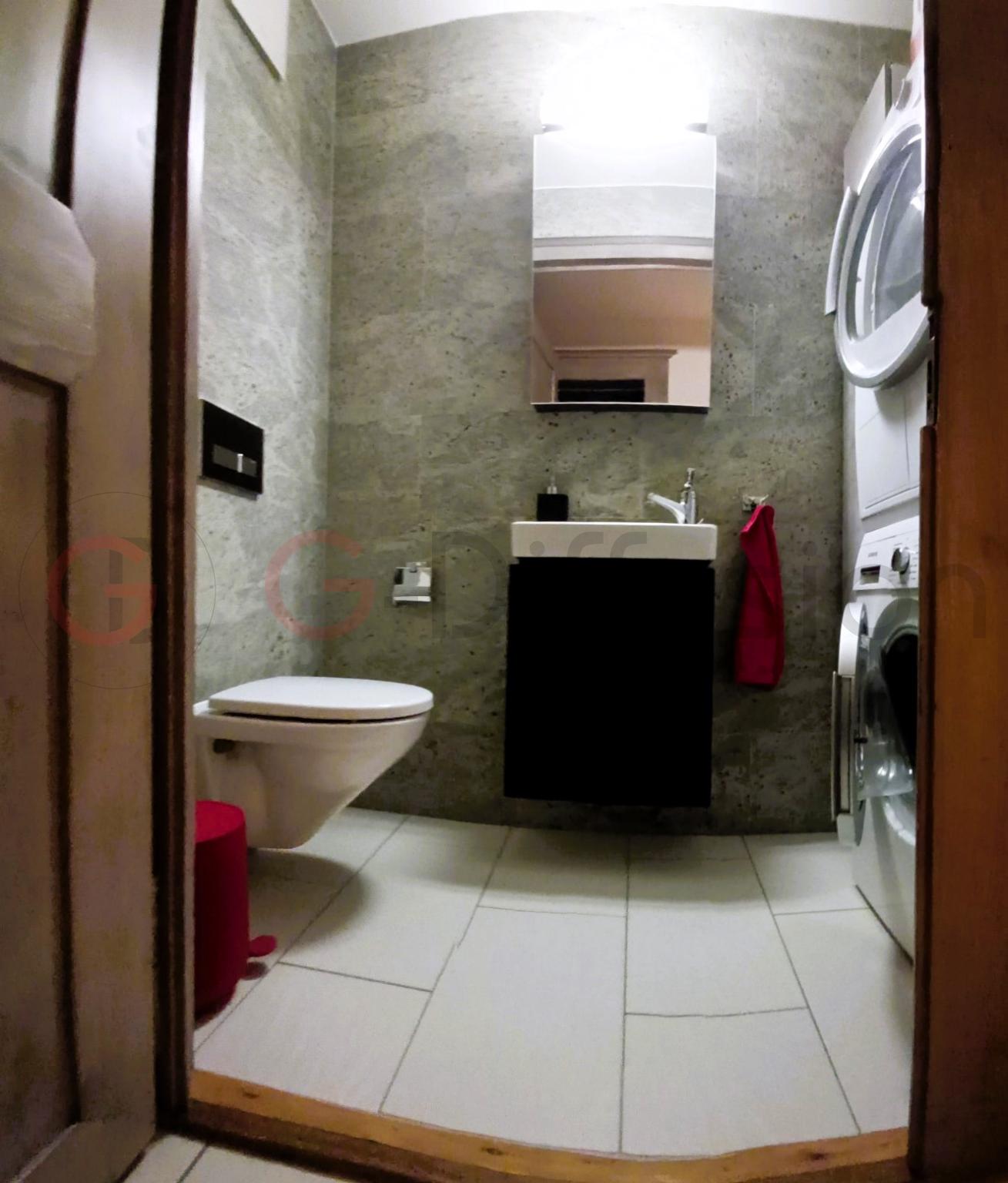 Kleines modernes Badezimmer mit Waschtisch und WC
