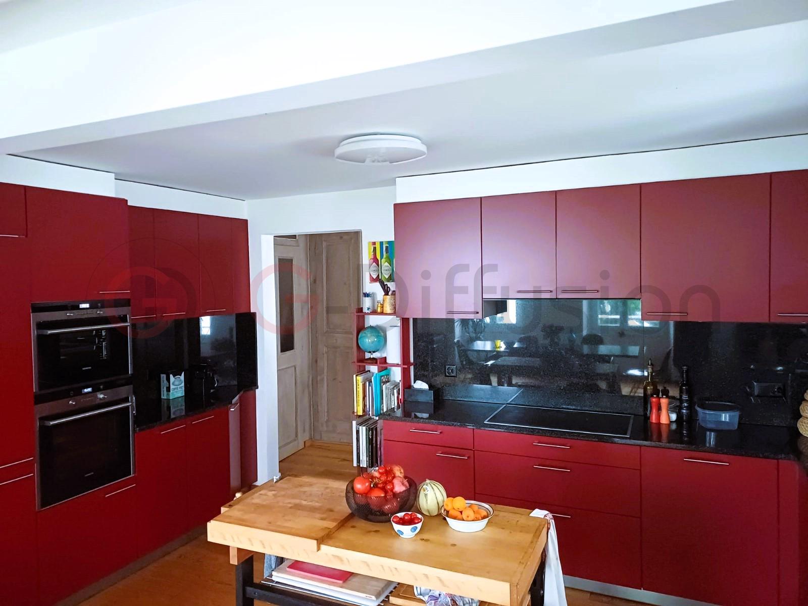 Moderne rote Küche mit Kochinsel