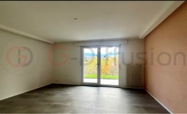 Leerer Wohnraum mit Balkonblick
