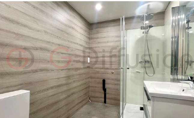 Modernes Badezimmer mit begehbarer Dusche