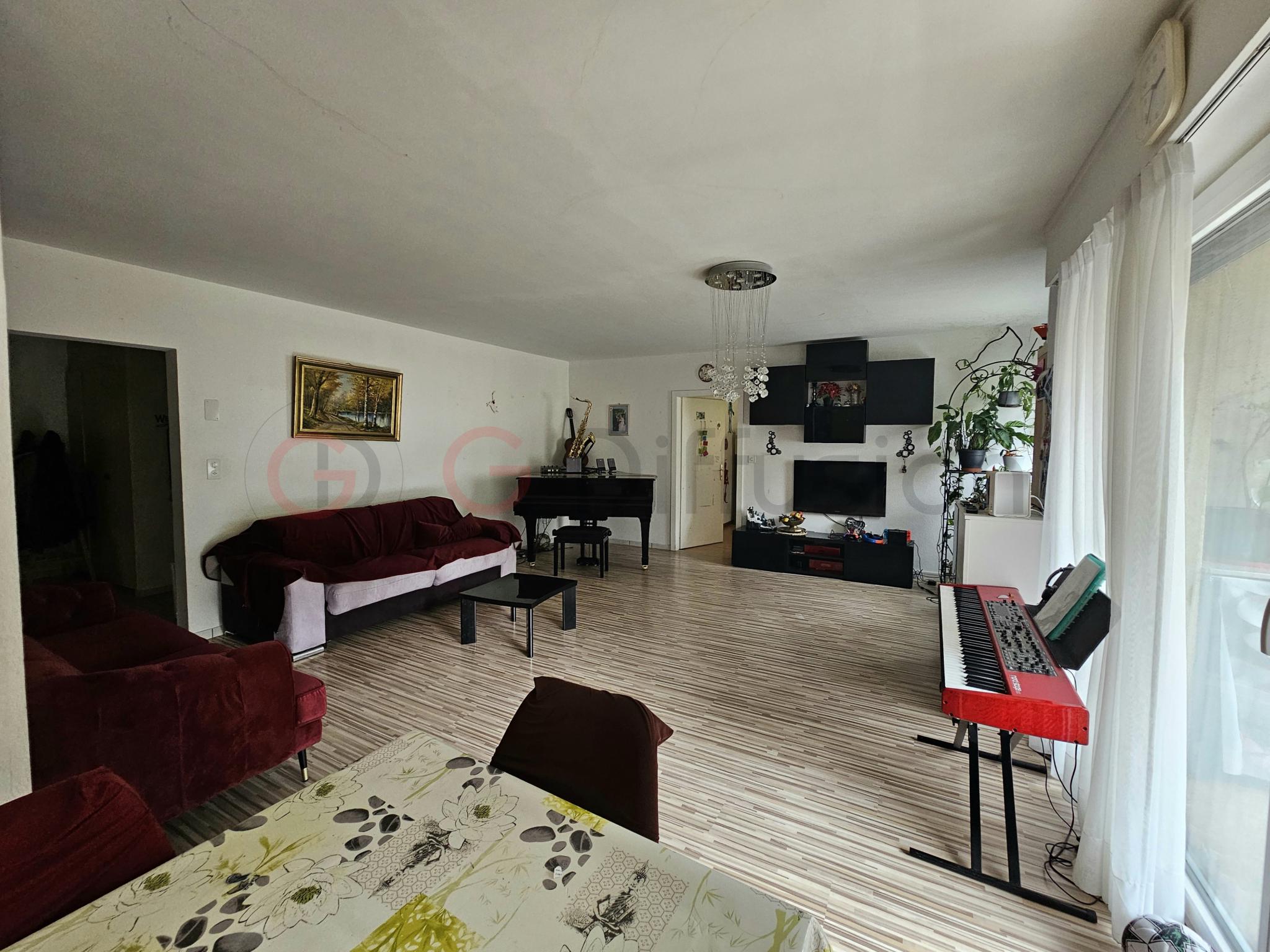 Wohnzimmer mit Musikecke und TV-Wand