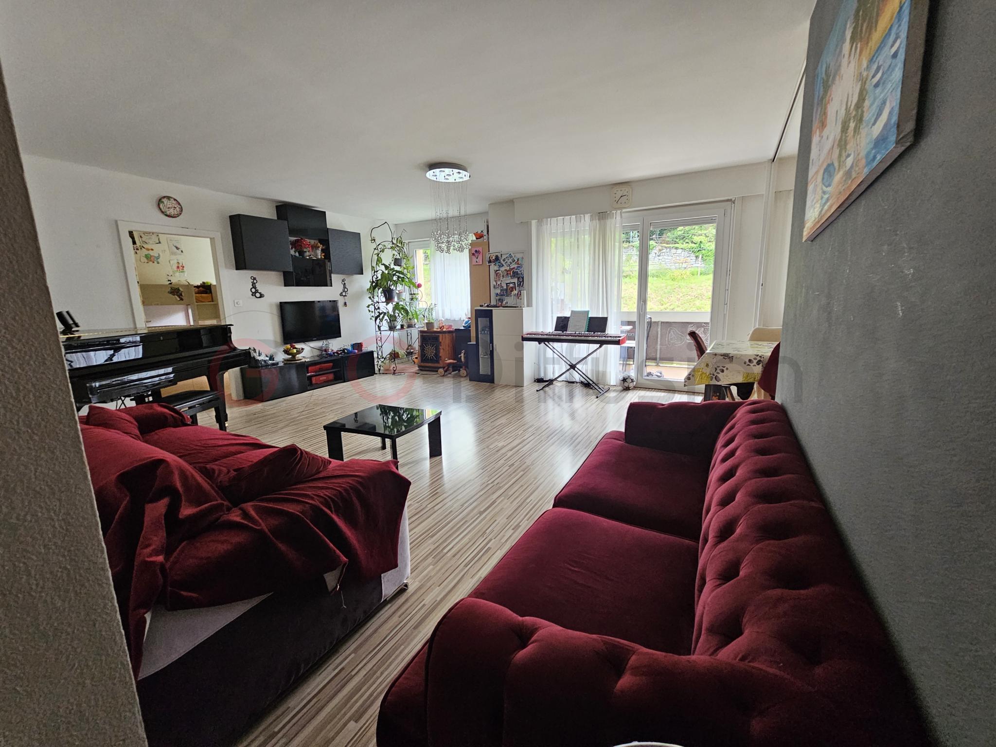 Wohnzimmer mit Klavier und Balkonblick