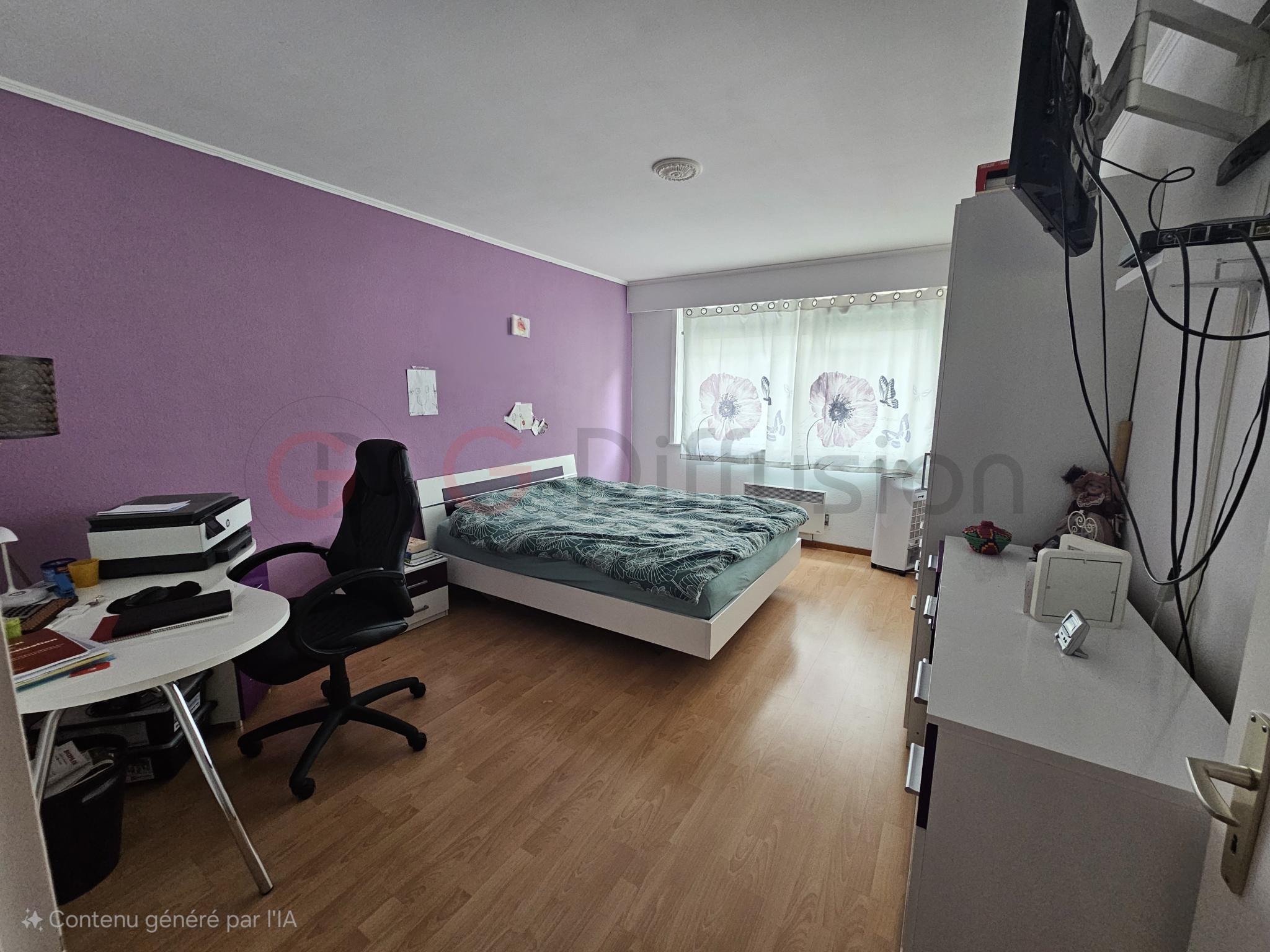 Schlafzimmer mit Arbeitsplatz