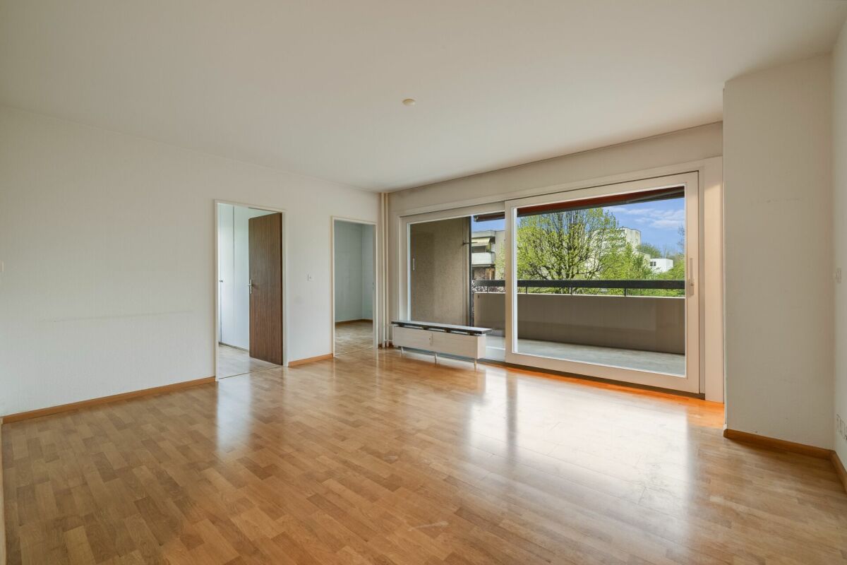 Heller leerer Wohnraum mit Balkon
