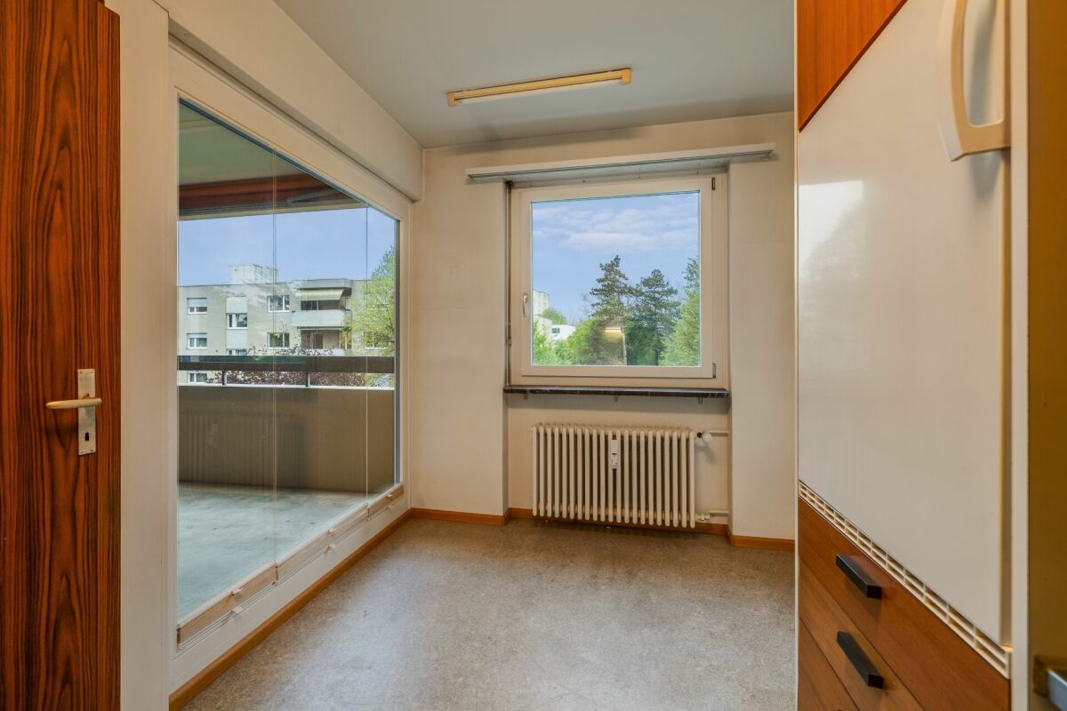 Heller kleiner Raum mit Balkon und Fenster