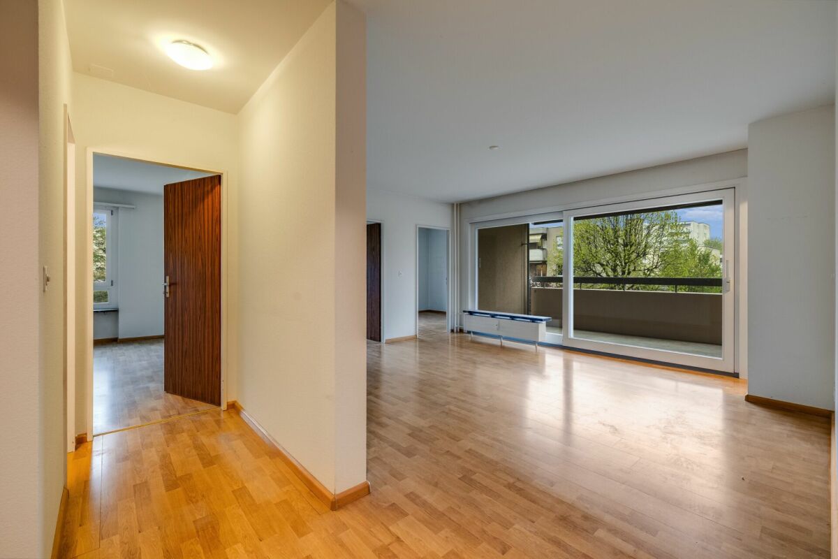 Helles Wohninterieur mit Balkonblick