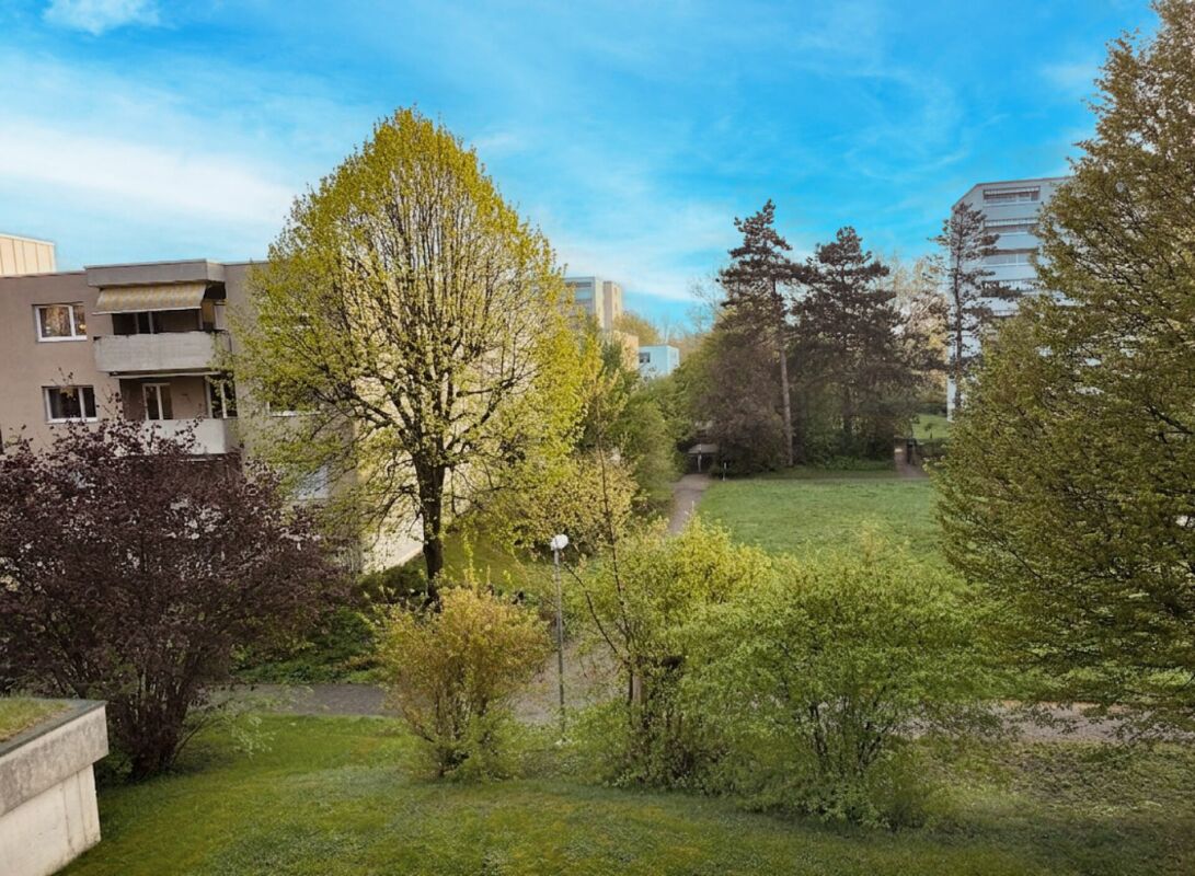 Grüner Ausblick auf Wohnanlage