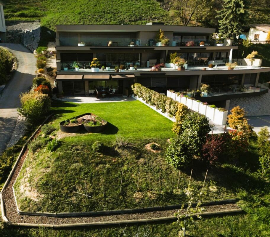 Moderne Villa mit gepflegtem Garten
