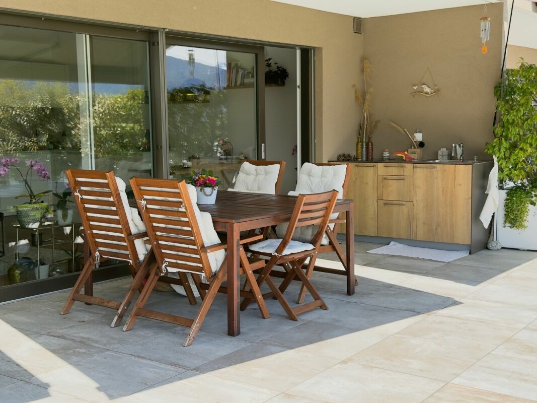Überdachte Terrasse mit Gartenmöbeln
