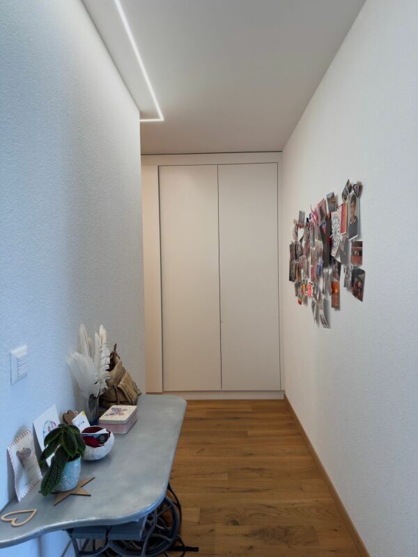 Schmaler Flur mit Einbauschrank