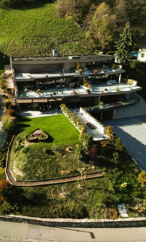 Moderne Terrassen-Villa mit Hanggrundstück