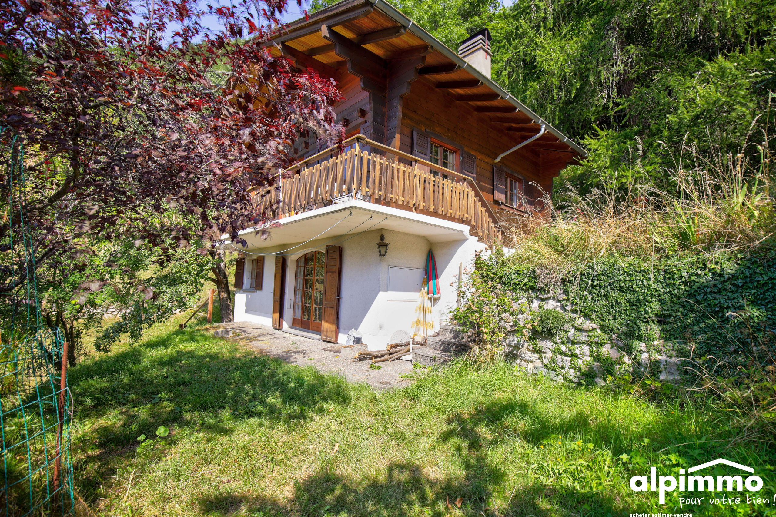 Alpines Holzhaus mit Garten