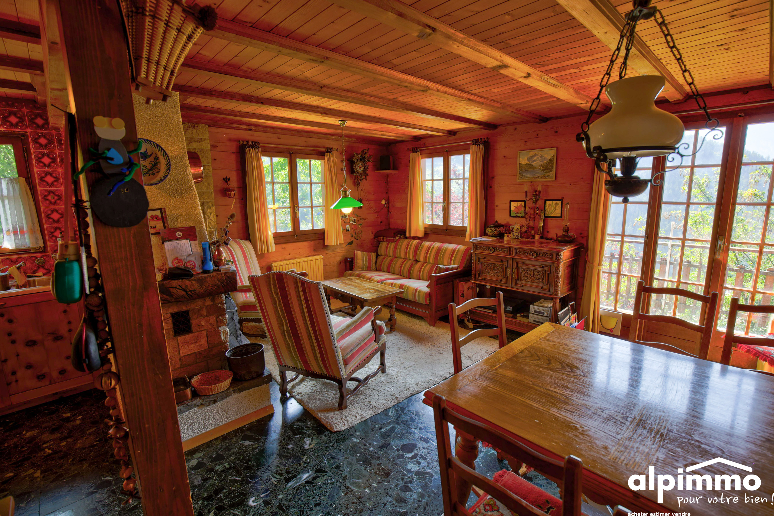 Gemütliches rustikales Wohnzimmer mit viel Holz