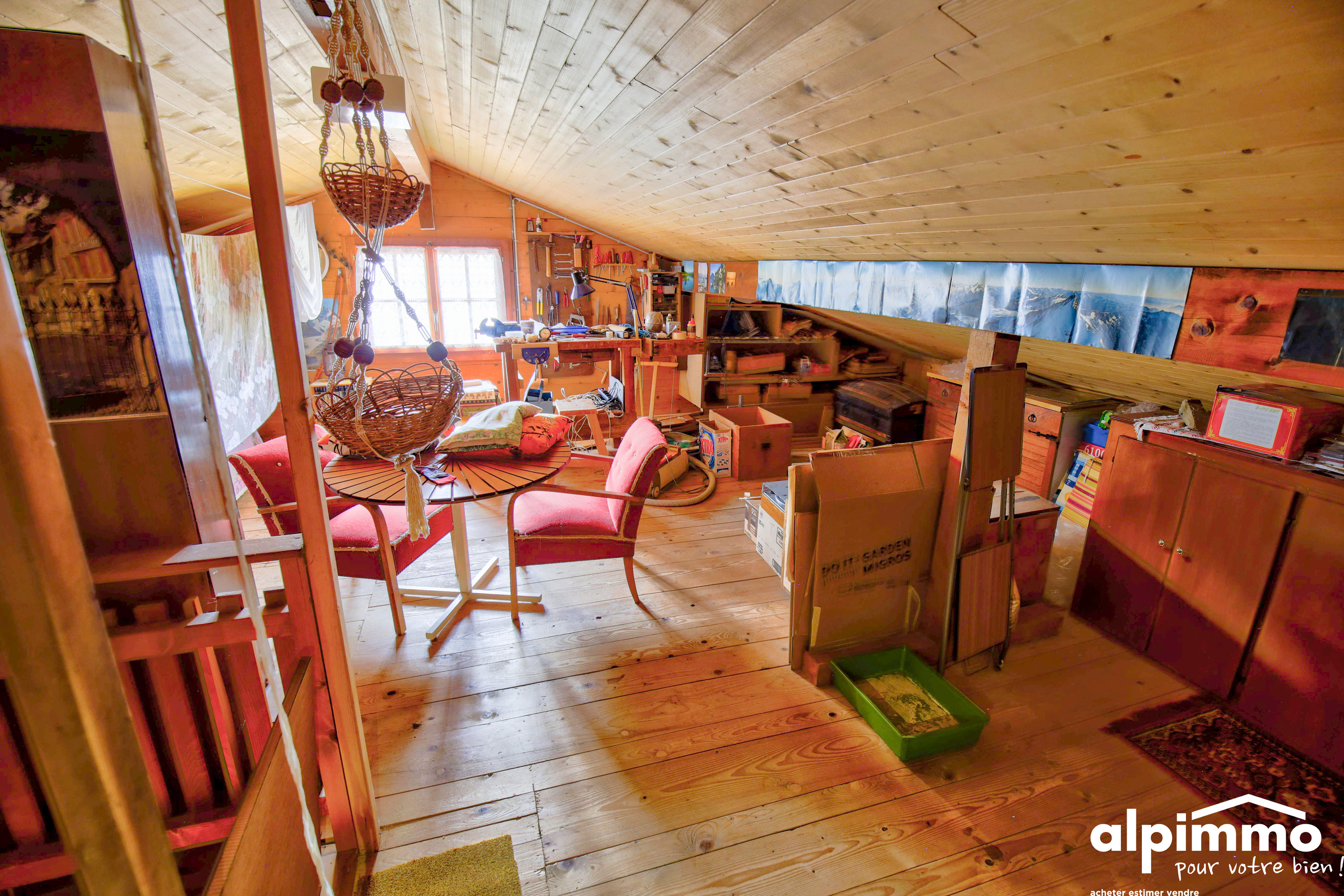 Dachgeschosszimmer mit Holzvertäfelung
