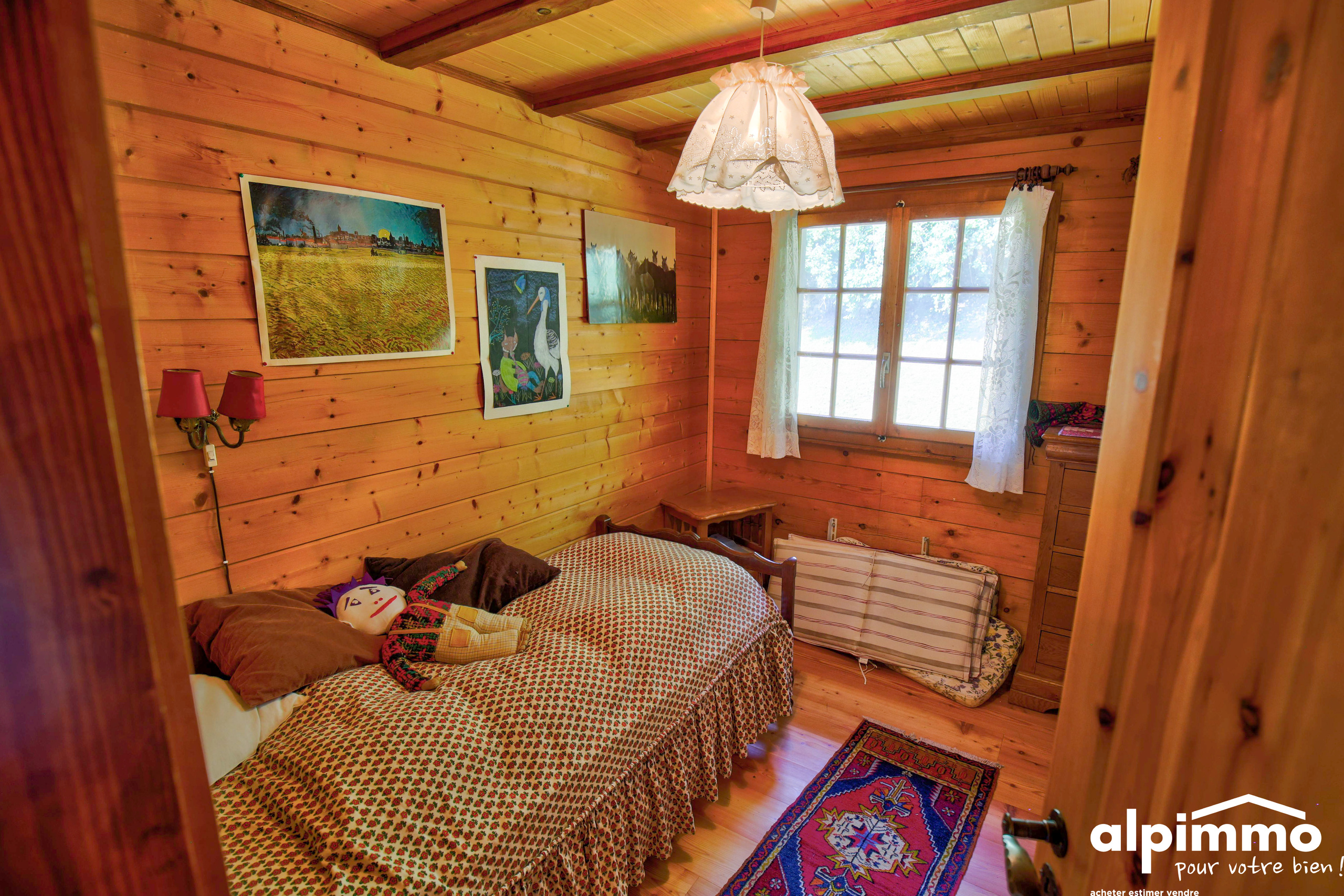 Gemütliches Holzschlafzimmer mit dekorativem Landhausstil