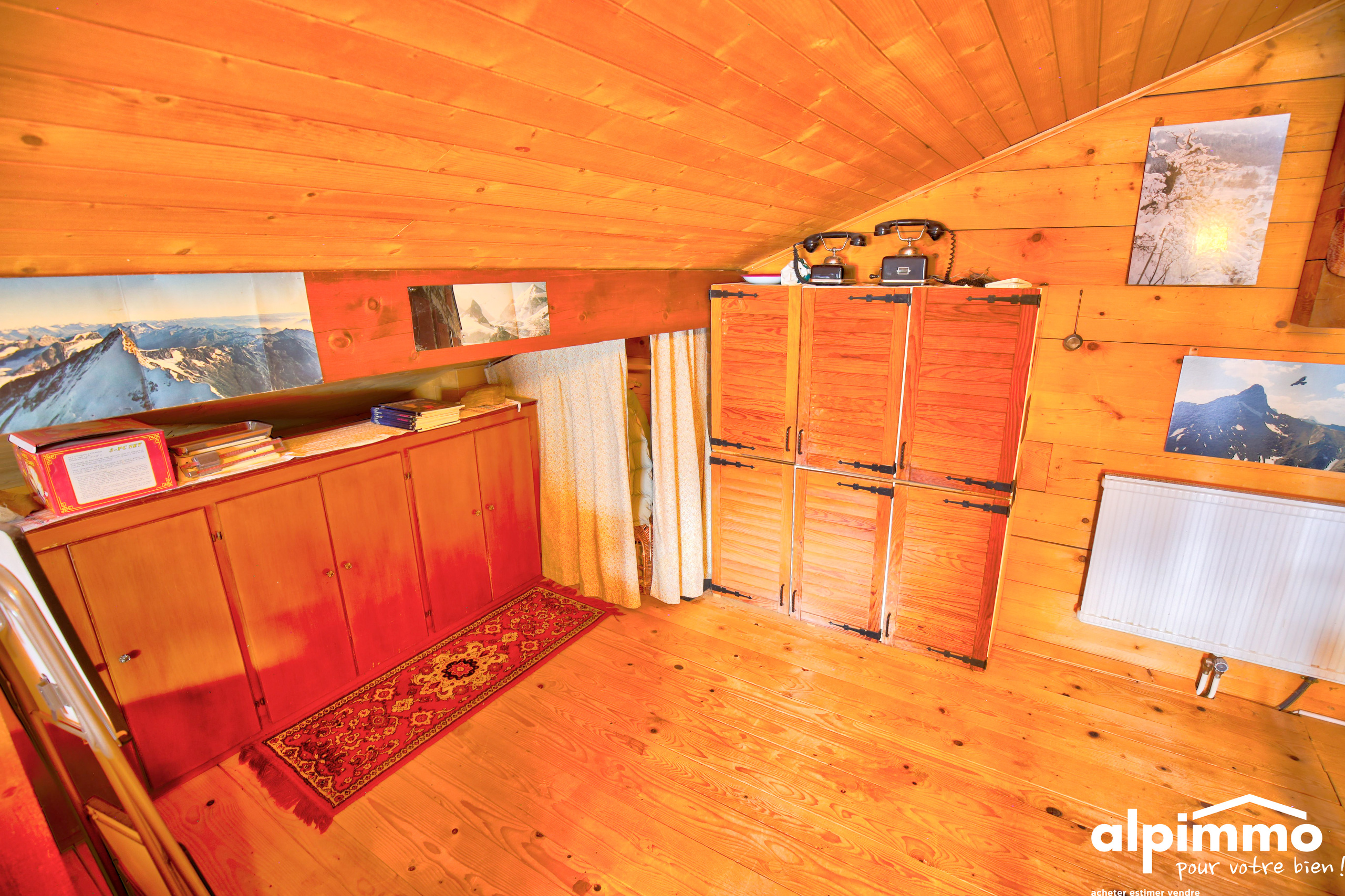 Dachzimmer mit Holzverkleidung und Stauraum