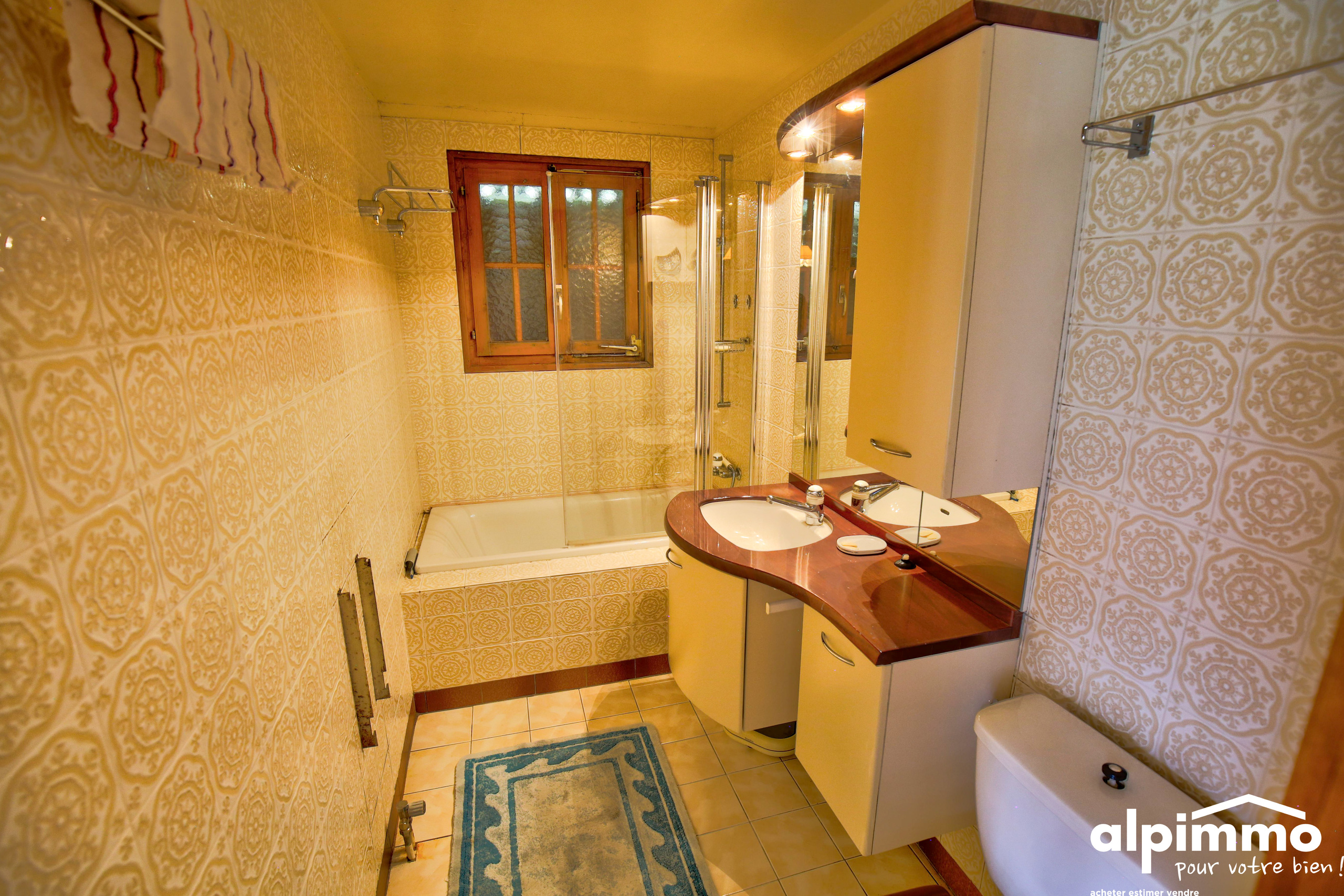 Retro-Badezimmer mit Badewanne und Doppelwaschtisch