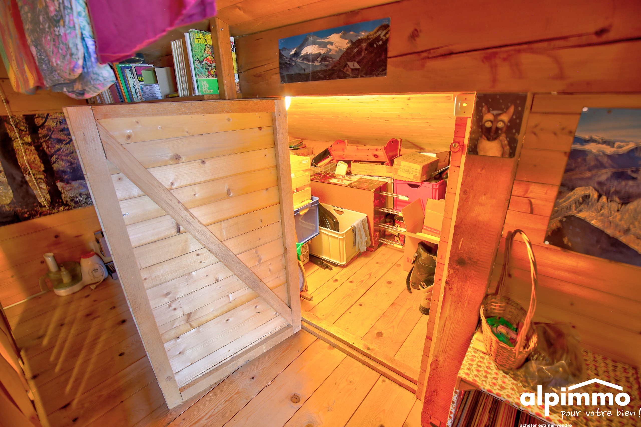 Kleiner Holzraum mit offenem Durchgang und viel Stauraum