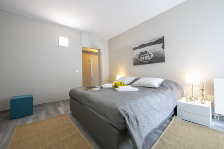 Helles Schlafzimmer mit schlichtem, modernem Interieur