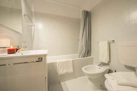 Helles, kompaktes Badezimmer mit Badewanne und WC