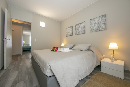 Schlafzimmer mit Doppelbett und Nachttischen