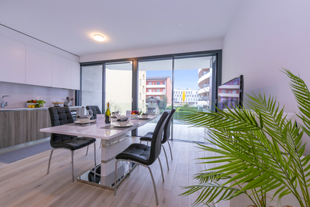 Moderner Wohn- und Essbereich mit Terrasse