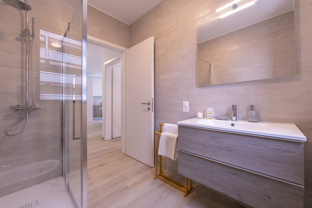 Modernes Badezimmer mit begehbarer Dusche und Waschtisch