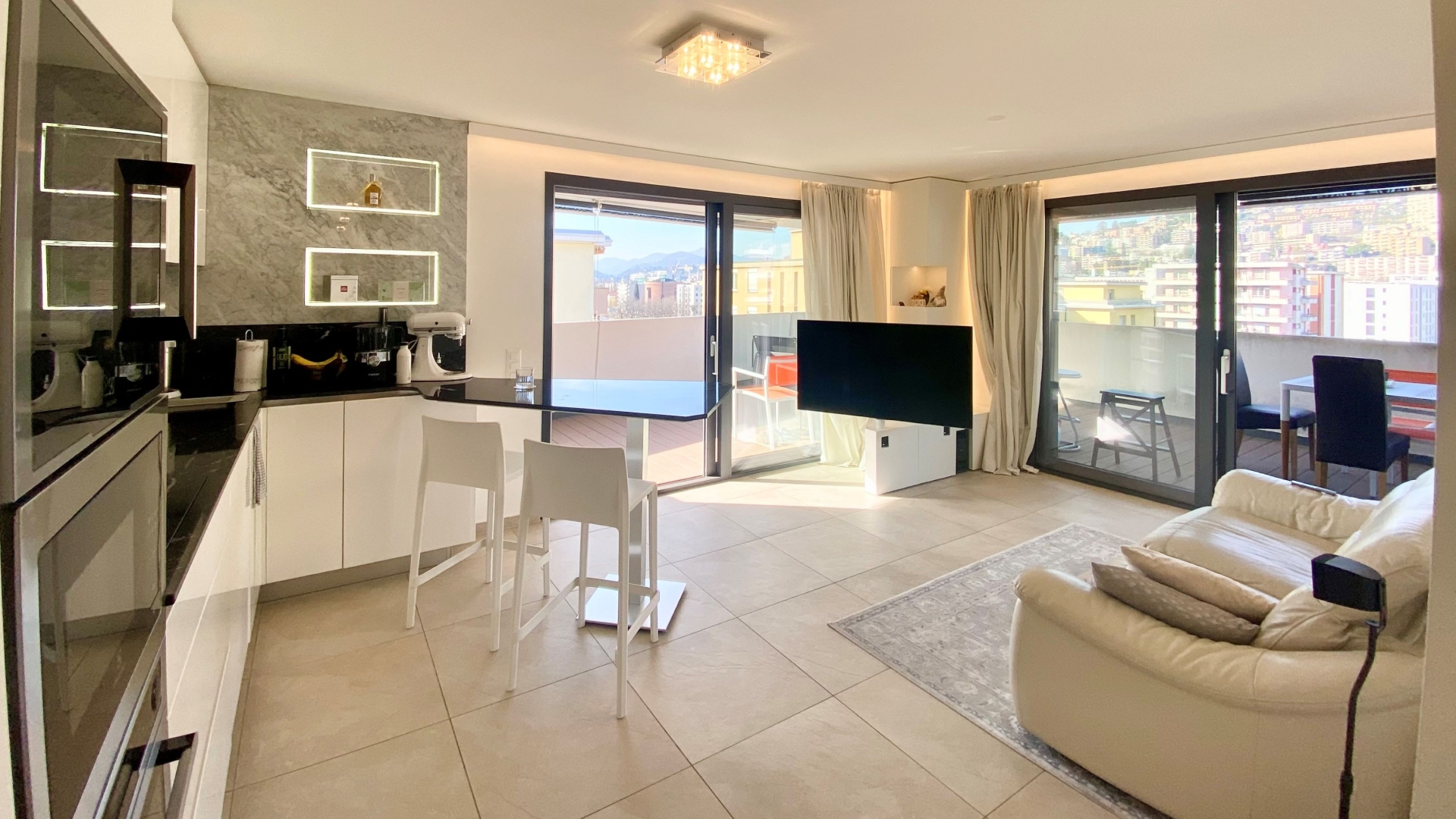 Offener Wohnbereich mit Küche und Balkon
