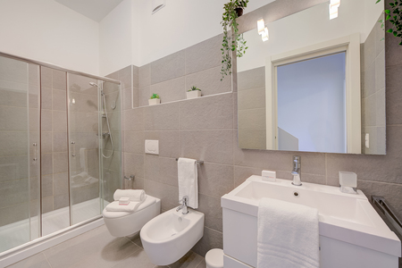 Modernes Badezimmer mit Dusche, Bidet und Waschtisch