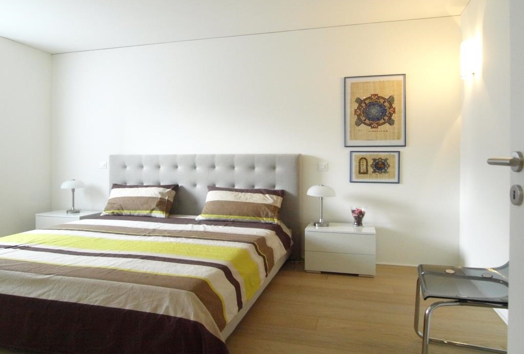 Helles, modernes Schlafzimmer mit Doppelbett