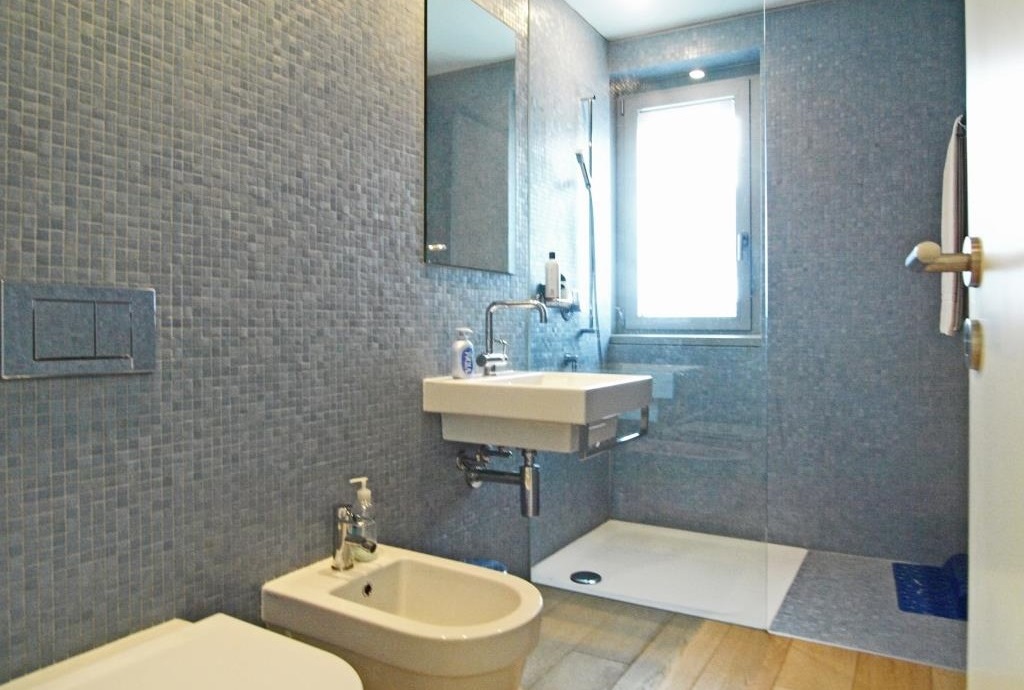 Modernes Bad mit Dusche und Bidet
