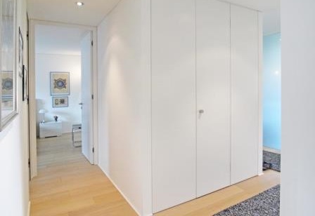 Heller Flur mit Einbauschrank