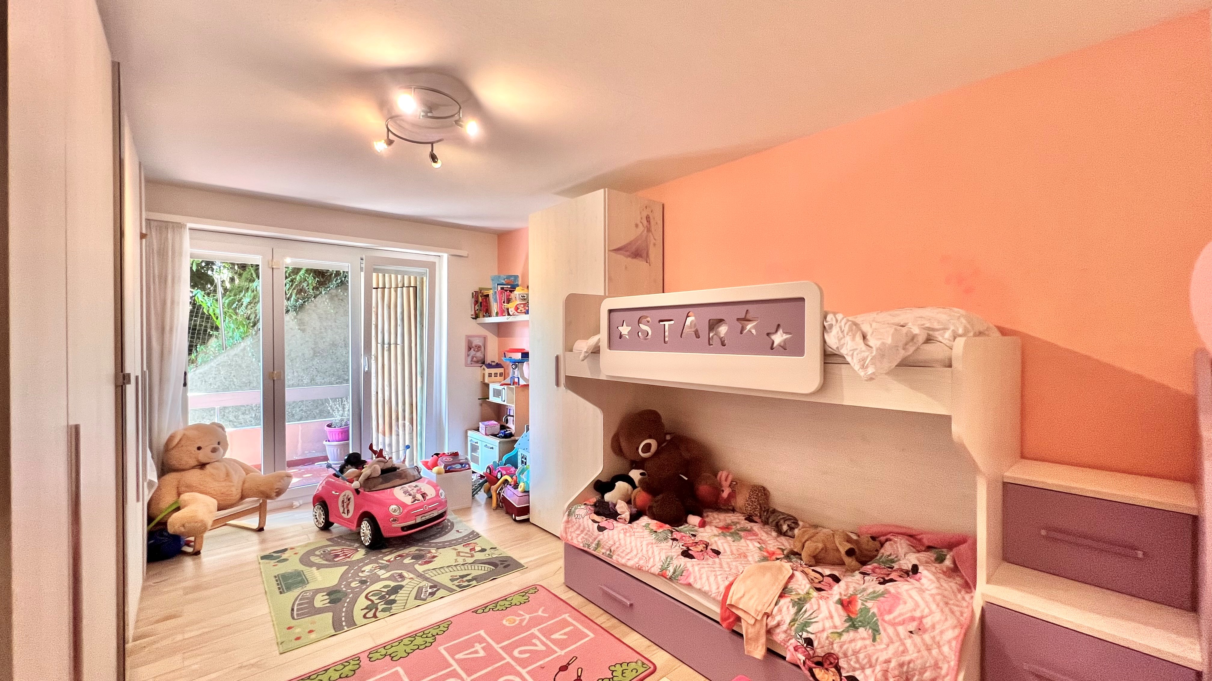 Kinderzimmer mit Balkonzugang