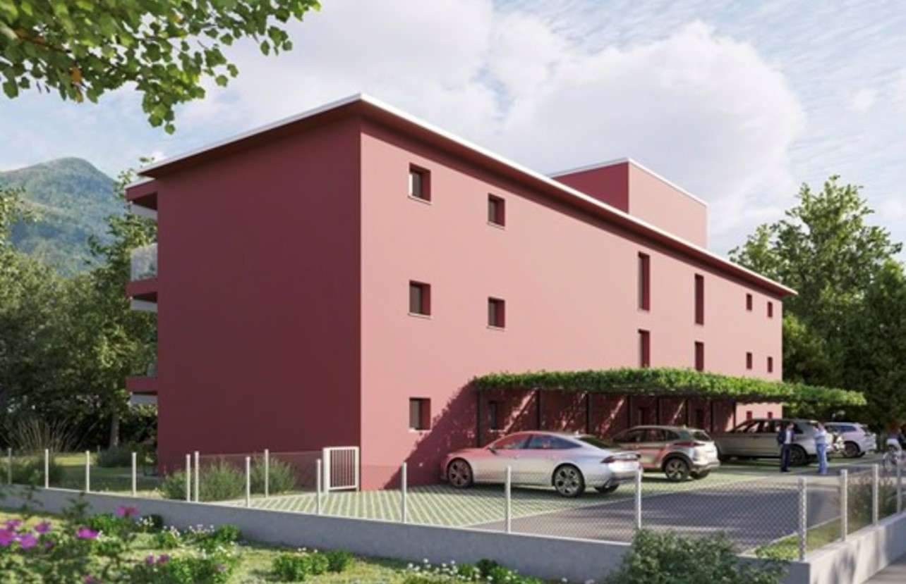 Mehrfamilienhaus mit Parkplätzen im Grünen