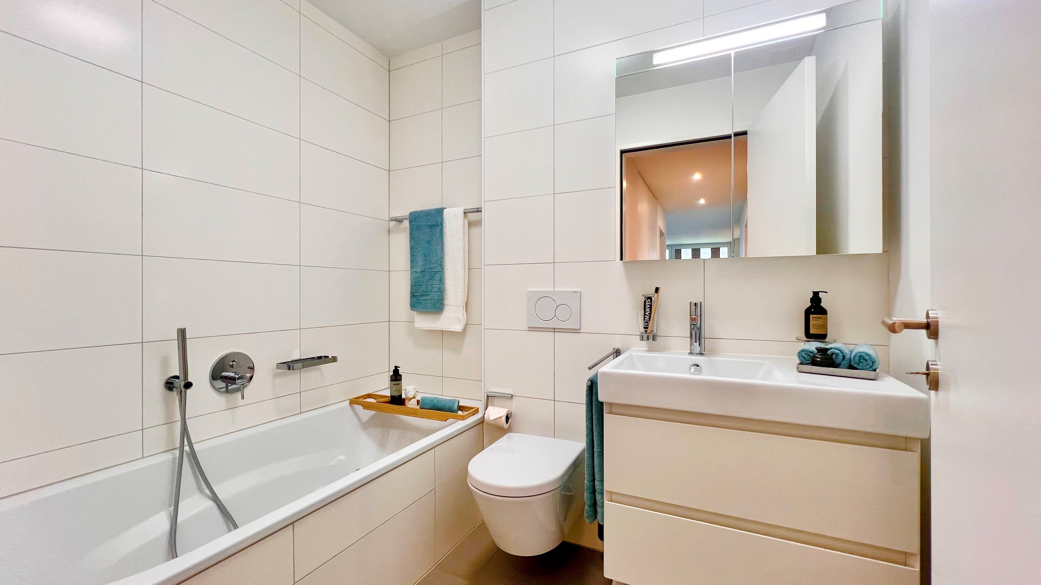 Modernes Badezimmer mit Badewanne und Waschtisch