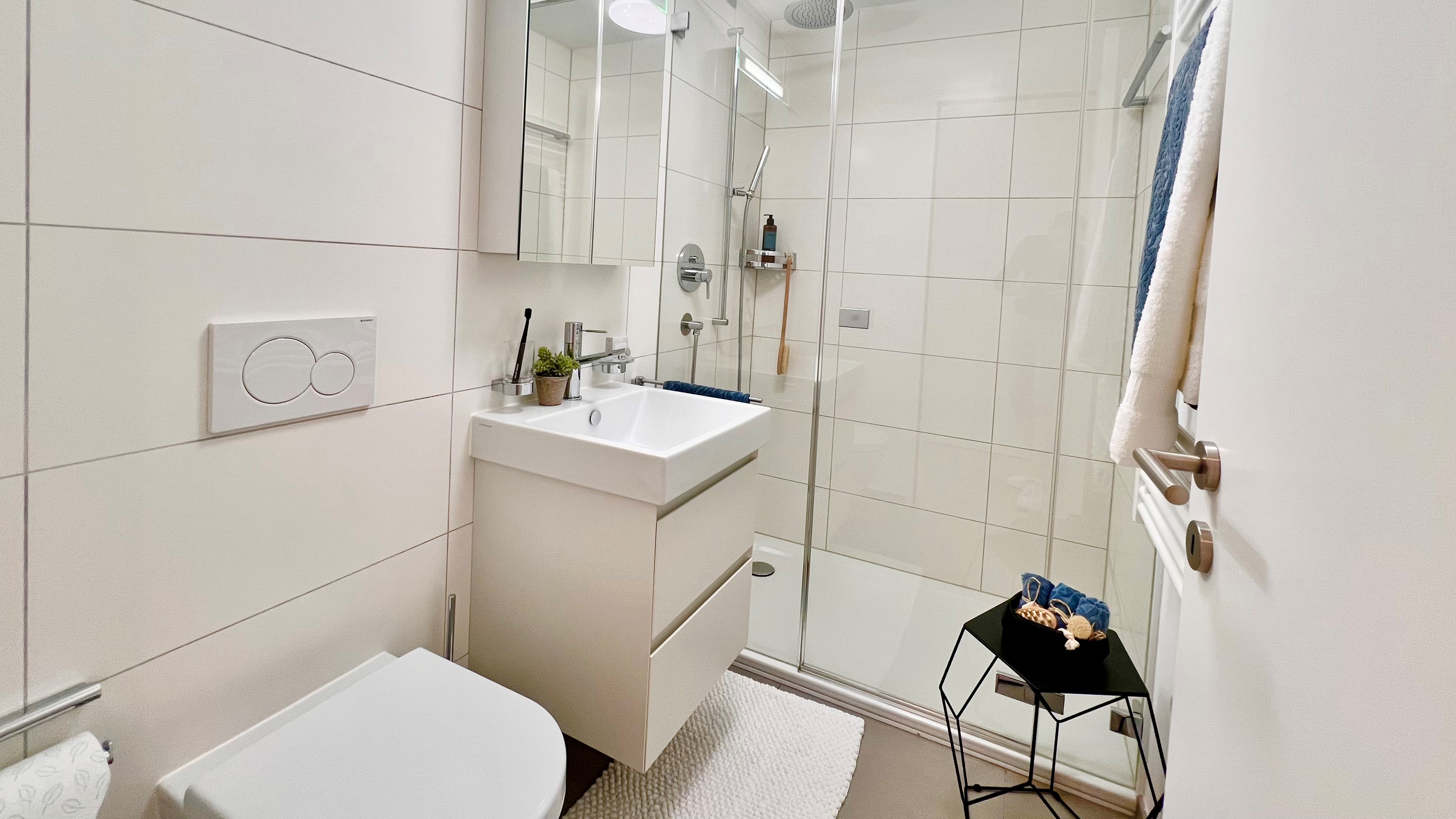 Modernes, helles Badezimmer mit Dusche