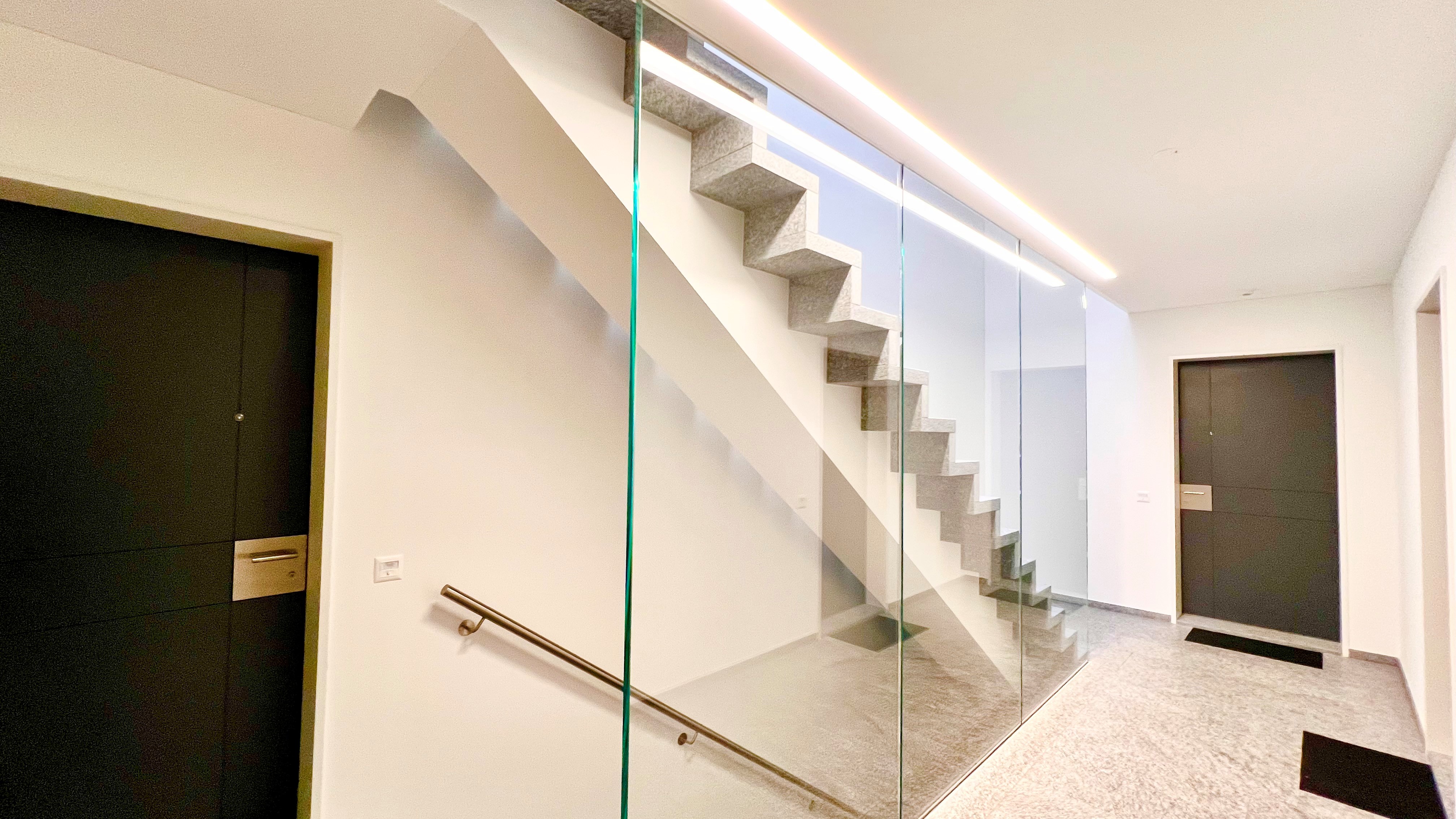 Moderner Flur mit Treppe und Glasgeländer