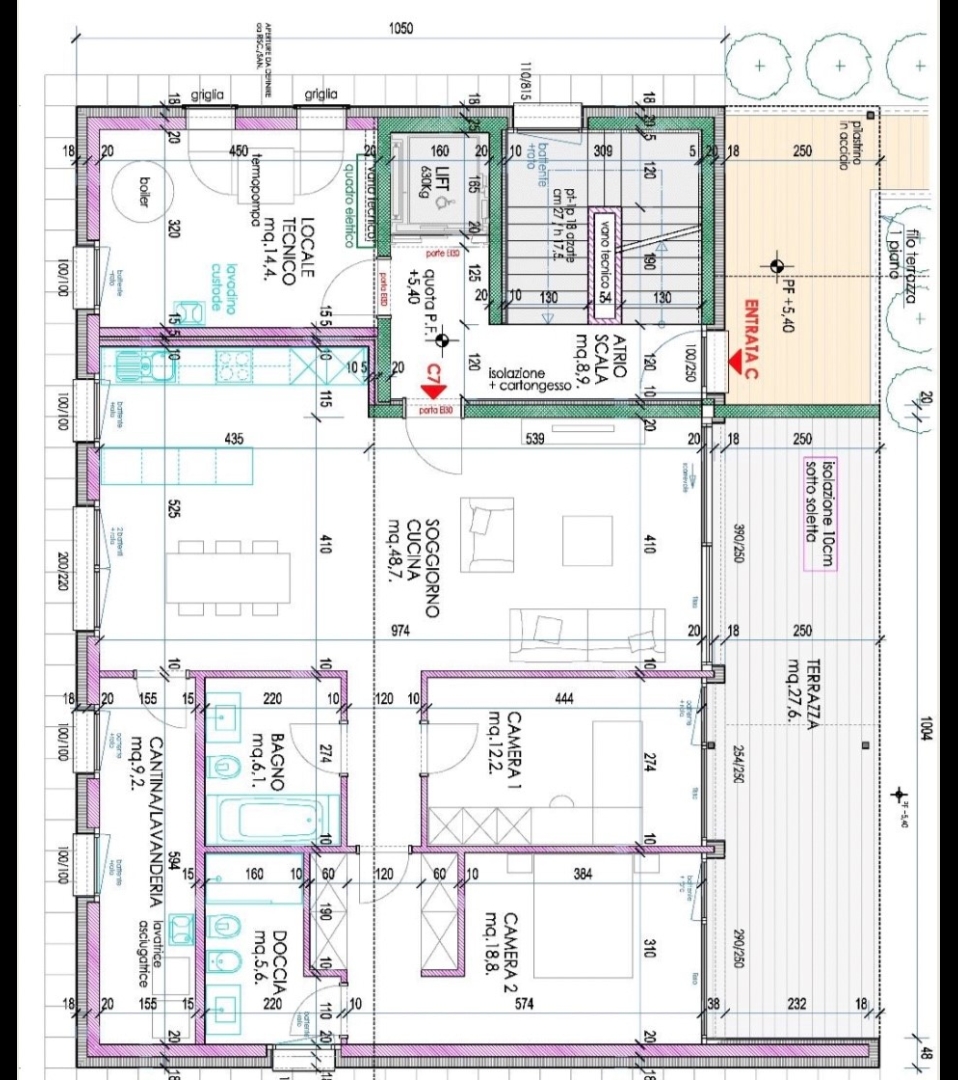 Grundriss eines Erdgeschosses mit Terrasse und Nebenräumen