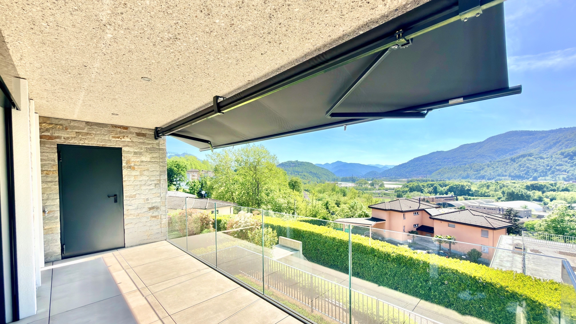 Überdachter Balkon mit Panoramablick