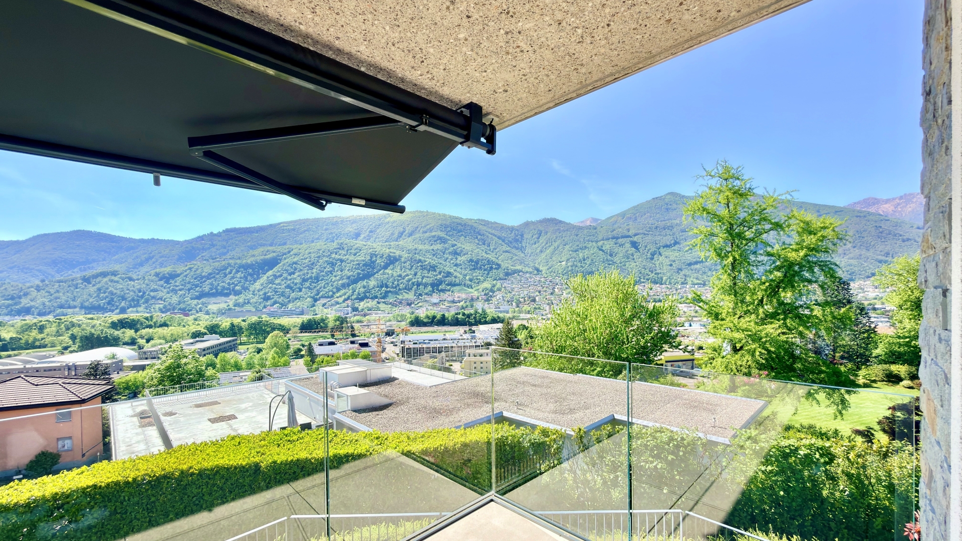 Balkon mit Bergblick
