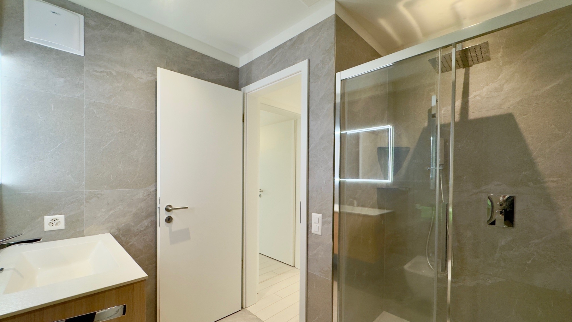 Modernes Badezimmer mit Dusche und Waschtisch