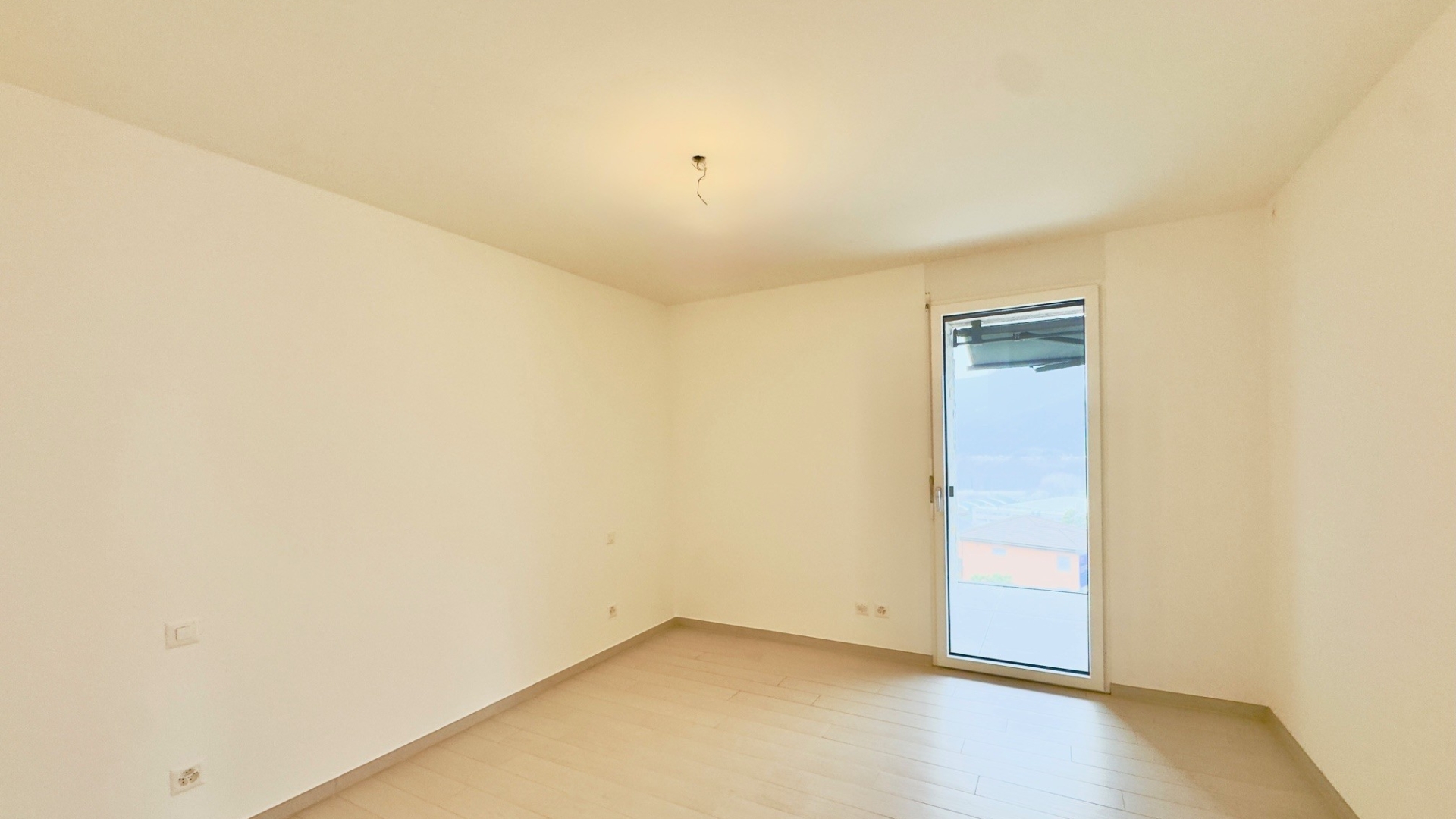 Leerer heller Raum mit Balkonfenster